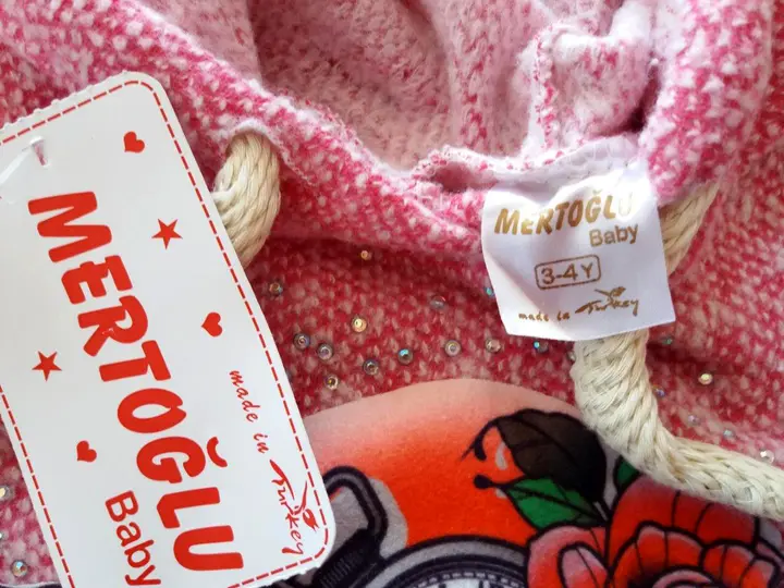 Foto uit de officiële melding: Mertoğlu Baby Kinder trainingspak — risico: Verwurging