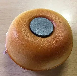 Foto aus der offiziellen Meldung: Magnet glued Kühlschrankmagnet — Risiko: Ersticken