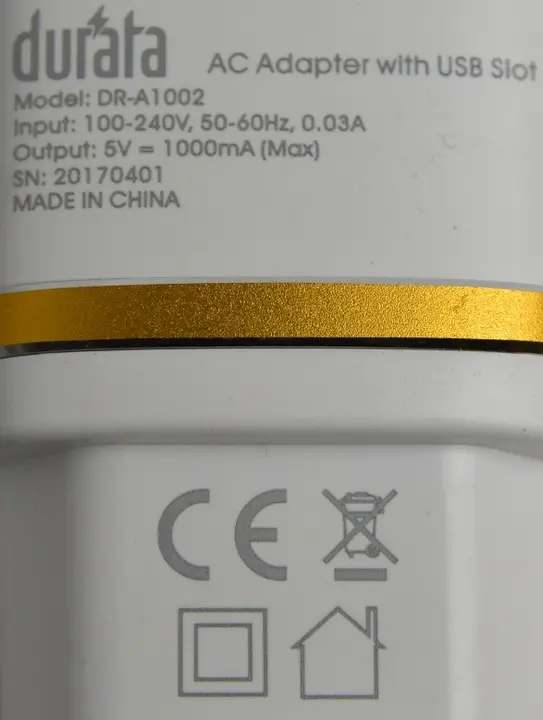 Foto uit de officiële melding: Durata AC Adapter with USB Slot USB-oplader — risico: Elektrische schok
