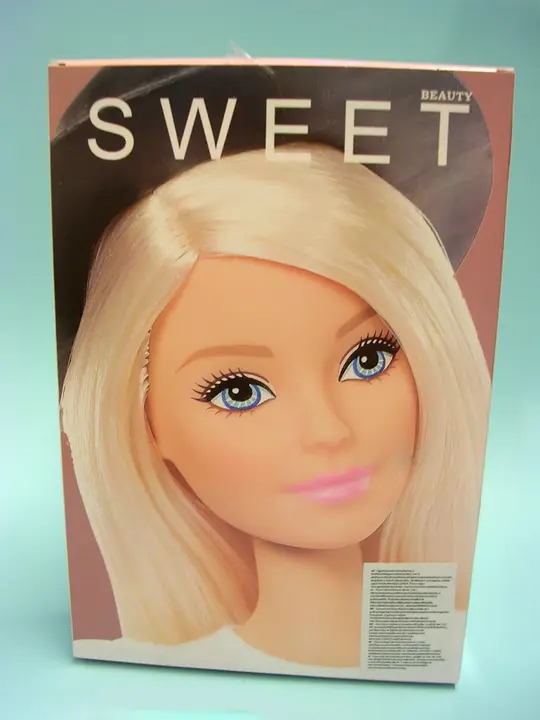 Foto do aviso oficial: Fashion Girl/Sweet Játékszer Boneca de plástico com acessórios — risco: Químico