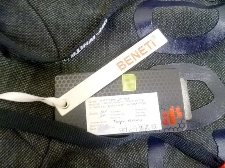 Foto aus der offiziellen Meldung: BENETI Kinder-Sweatshirt — Risiko: Strangulierung