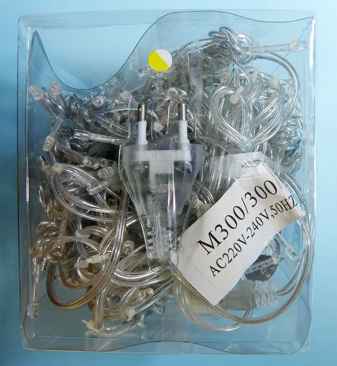 Photo from the official notice: MERRY CHRISTMAS 3M x 3M/LED lighting chain — choking & electric shock risk