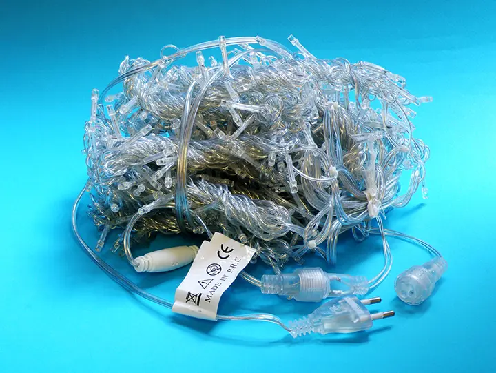 Photo from the official notice: MERRY CHRISTMAS 3M x 3M/LED lighting chain — choking & electric shock risk
