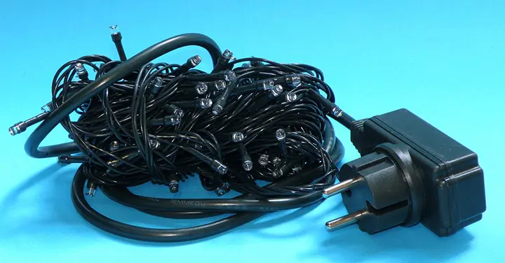Photo from the official notice: DRF LUCI DI NATALE 100 LED 10M lighting chain — burns & electric shock risk (A12/00185/20)