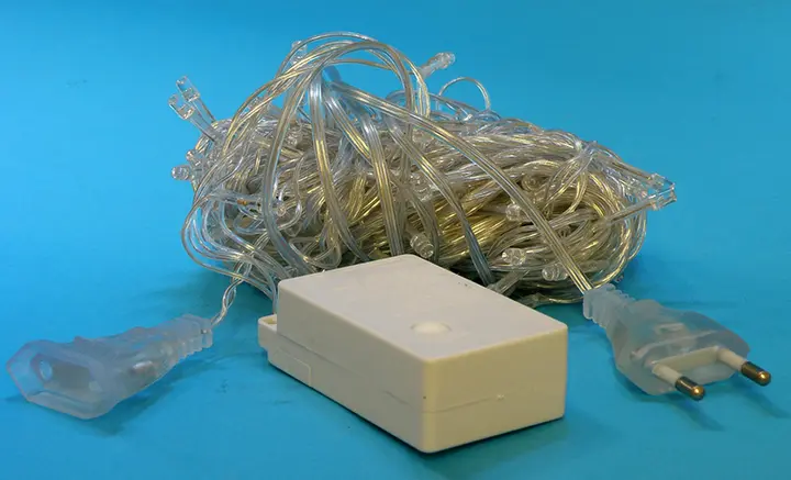 Photo from the official notice: DRF LUCI DI NATALE 100 LED 10M lighting chain — burns & electric shock risk (A12/00184/20)