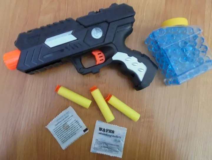 Photo from the official notice: P.H. Kris - Taem Super Gun toy gun set — choking & injuries risk