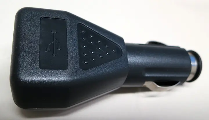 Foto uit de officiële melding: Cheap UsB car charger Billig UsB billader Auto USB-oplader — risico: Milieu