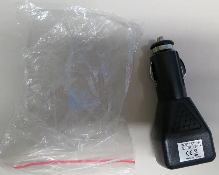 Foto uit de officiële melding: Cheap UsB car charger Billig UsB billader Auto USB-oplader — risico: Milieu