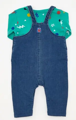 Foto aus der offiziellen Meldung: Dunnes Stores 2 piece monster dungarees Kleidungsset für Babys — Risiko: Ersticken