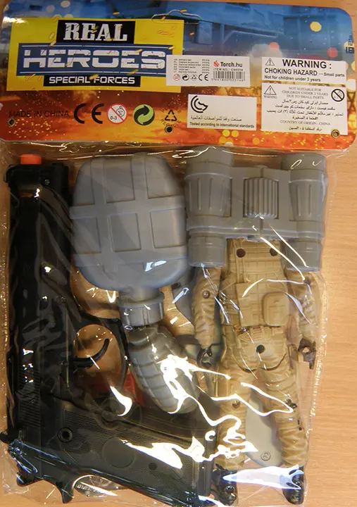 Photo de l’avis officiel: katonai felszerelés / Military set Jeu de pistolet à jouet — risque: Risque chimique & Blessures