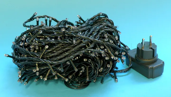 Photo from the official notice: DRF LUCI DI NATALE 380 LED 30M lighting chain — burns & electric shock risk