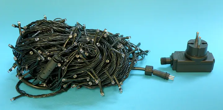 Photo from the official notice: DRF LUCI DI NATALE 380 LED 30M lighting chain — burns & electric shock risk