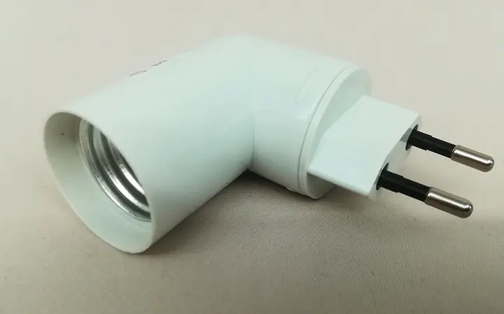 Foto aus der offiziellen Meldung: Smartfox Smartfox socket angle adapter for light bulbs - white E27 Buchsenleuchte — Risiko: Verbrennungen & Elektrischer Schlag