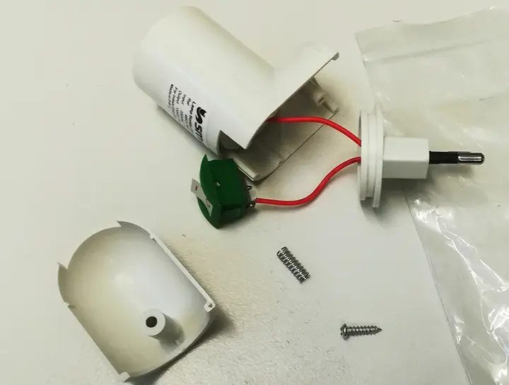 Foto aus der offiziellen Meldung: Smartfox Smartfox socket angle adapter for light bulbs - white E27 Buchsenleuchte — Risiko: Verbrennungen & Elektrischer Schlag