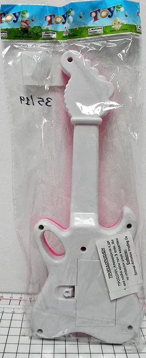Photo de l’avis officiel: Toys Guitare jouet — risque: Risque chimique & Étouffement