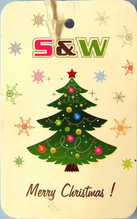 Foto aus der offiziellen Meldung: S&amp;W Christmas tree / mű karácsonyfa Beleuchtungskette — Risiko: Verbrennungen & Elektrischer Schlag (A12/00576/20)