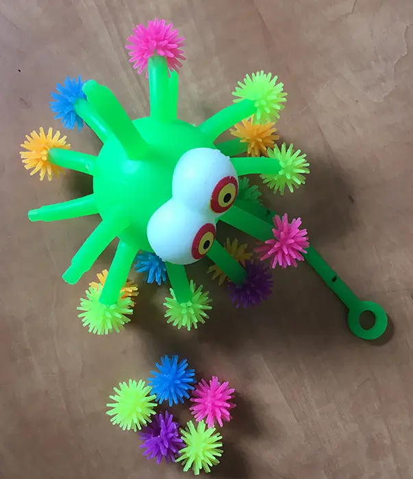 Foto aus der offiziellen Meldung: Pufferball mit elastischer Schnur — Risiko: Ersticken & Strangulierung