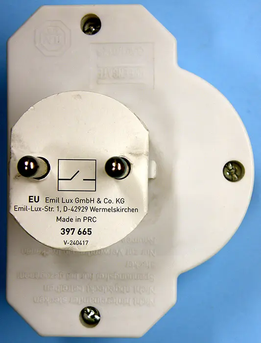 Photo from the official notice: GREENGATE Übergangsstecker / Elosztódugó three-sockets extension with a switch — electric shock risk