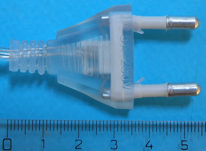 Photo from the official notice: NEW (on the packaging) , LED karácsonyi égősor (on the label) lighting chain — burns & electric shock risk