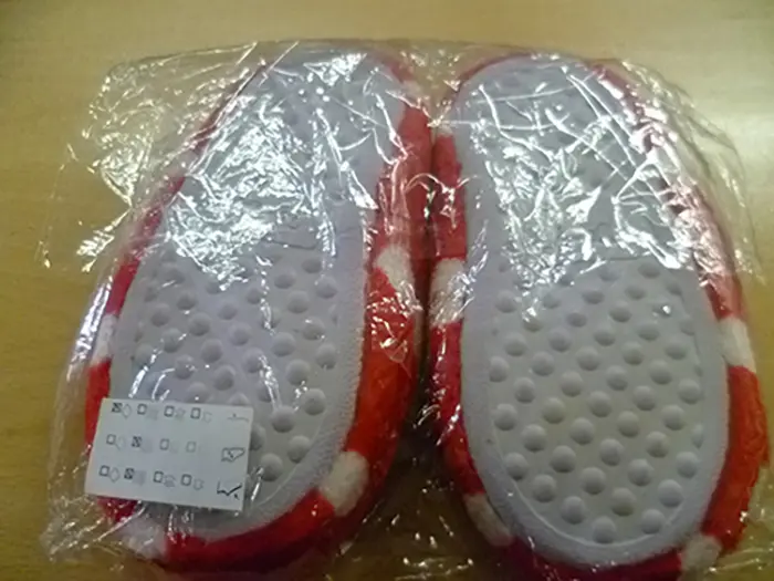 Foto aus der offiziellen Meldung: Pantoffeln für Kinder — Risiko: Ersticken