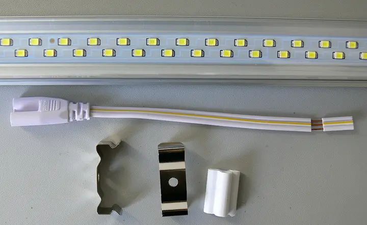 Foto aus der offiziellen Meldung: T8 LED TUBE LED-Röhre — Risiko: Elektrischer Schlag
