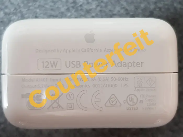 Foto uit de officiële melding: Apple (counterfeit) Apple MD836ZM/A 12W USB power adapter USB voeding/adapter — risico: Elektrische schok & Brand