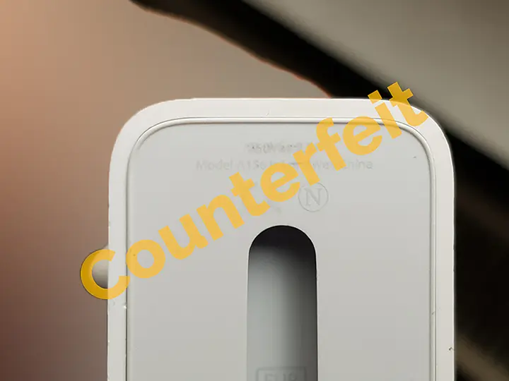 Foto uit de officiële melding: Apple (counterfeit) Apple MD836ZM/A 12W USB power adapter USB voeding/adapter — risico: Elektrische schok & Brand