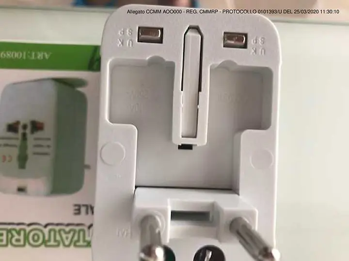Foto aus der offiziellen Meldung: Tutto in 1 Adattatore Universale Universaladapter — Risiko: Elektrischer Schlag