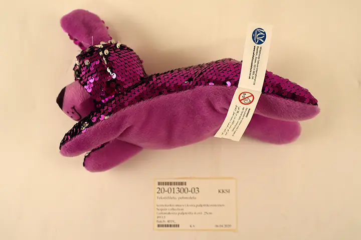Photo de l’avis officiel: Sequin Collection Jouet en peluche avec des paillettes — risque: Blessures (A11/00060/20)