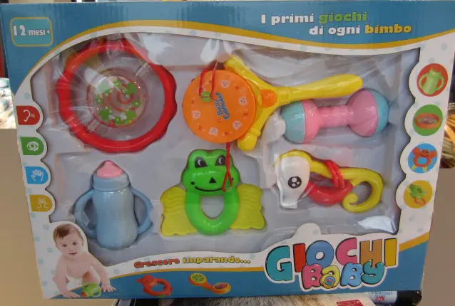 Foto aus der offiziellen Meldung: Giochi baby Satz von Rassel Spielzeug — Risiko: Ersticken