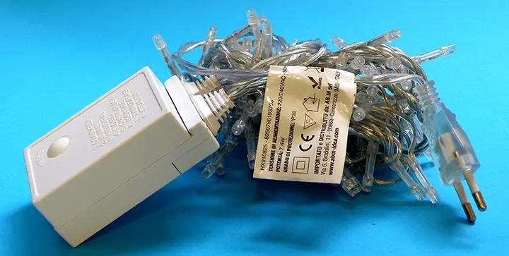 Foto aus der offiziellen Meldung: AB.M IDEA IDEA’S CHRISTMAS 100 LED  MINILUCCIOLE Beleuchtungskette — Risiko: Elektrischer Schlag