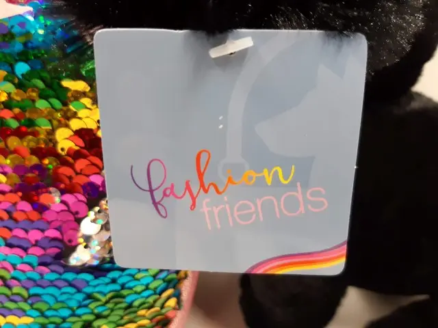 Foto do aviso oficial: Fashion Friends Brinquedo de peluche com acessórios — risco: Ferimentos
