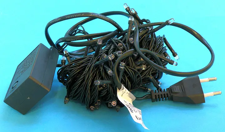 Photo from the official notice: LED 100 BOMBILLAS / beltéri LED karácsonyi égősor lighting chain — burns & electric shock risk (A12/01059/20)