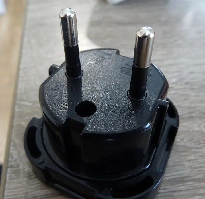 Photo de l’avis officiel: Travel Adapter Plug with Safety Shutter Adaptateur de voyage — risque: Choc électrique