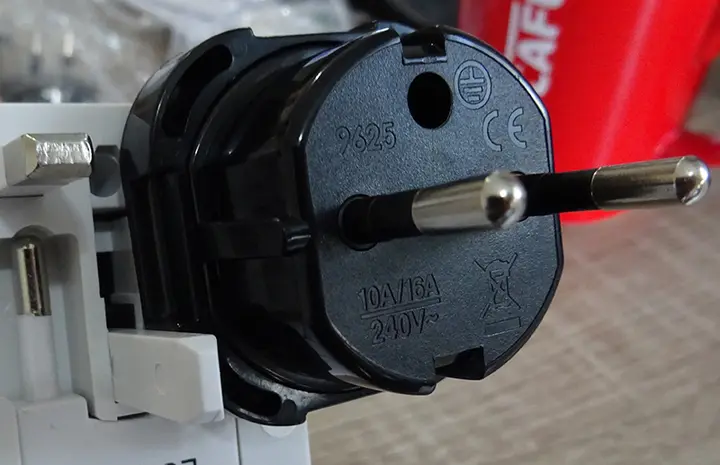 Photo de l’avis officiel: Travel Adapter Plug with Safety Shutter Adaptateur de voyage — risque: Choc électrique