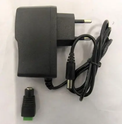 Foto aus der offiziellen Meldung: AC/DC Adaptor Netzteiladapter — Risiko: Elektrischer Schlag