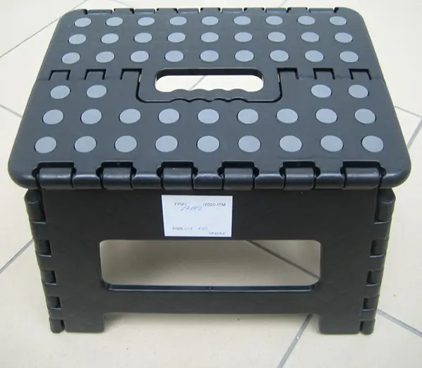 Photo de l’avis officiel: Modern Living Tritthocker Tabouret en plastique — risque: Blessures