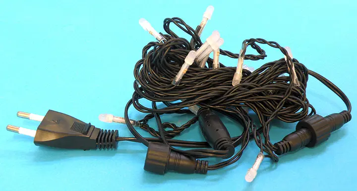 Photo de l’avis officiel: 20 gömbből álló hálózatról működő lampionfüzér Chaîne d’éclairage — risque: Brûlures & Choc électrique