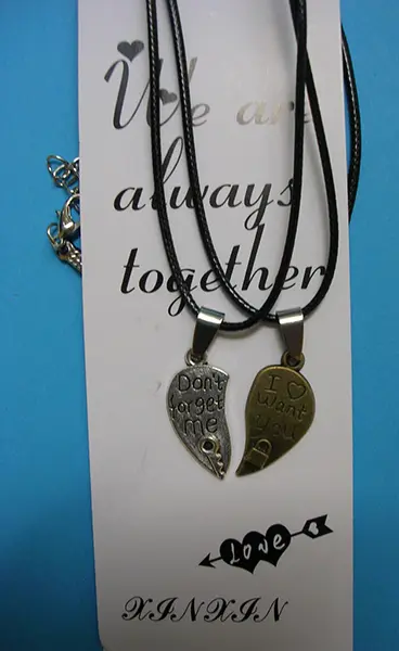 Photo de l’avis officiel: We are  always together Collier — risque: Risque chimique (A12/01292/20)