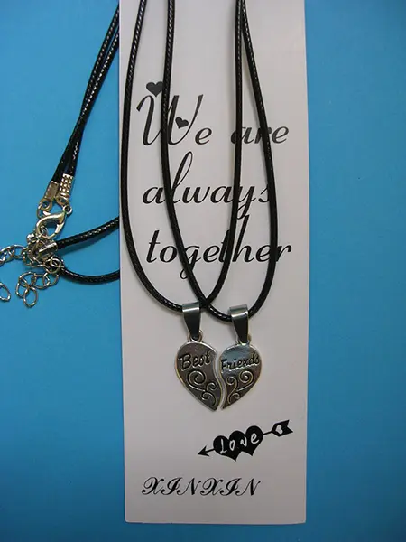 Photo de l’avis officiel: We are  always together Collier — risque: Risque chimique (A12/01292/20)