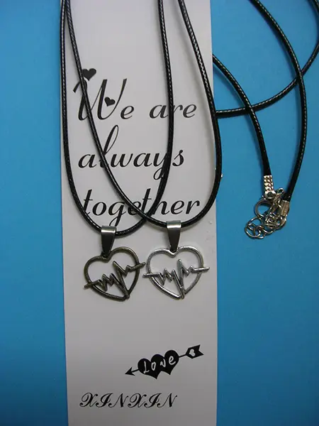 Photo de l’avis officiel: We are  always together Collier — risque: Risque chimique (A12/01292/20)