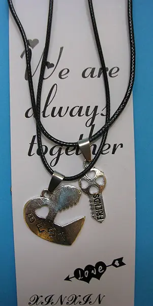 Photo de l’avis officiel: We are  always together Collier — risque: Risque chimique (A12/01292/20)
