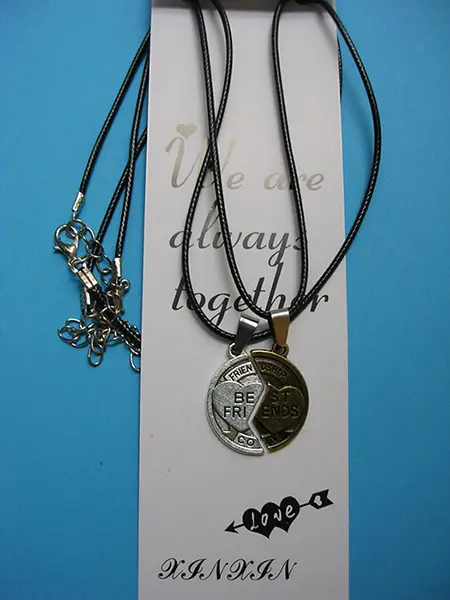 Photo de l’avis officiel: We are  always together Collier — risque: Risque chimique (A12/01292/20)