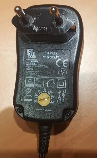 Foto uit de officiële melding: Goobay by Wentronic 3V-12V Universal Power Supply Universele lader — risico: Brandwonden & Brand