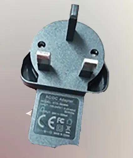 Foto do aviso oficial: Adaptador AC/DC — risco: Queimaduras & Choque elétrico