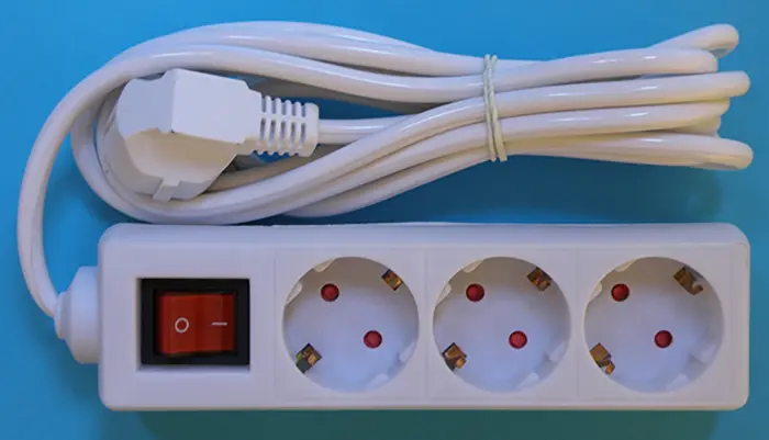Foto dell’avviso ufficiale: Oufeite EUROPEAN ELECTRIC SOCKEE / Rotating outlet / hosszabbító Cavo di estensione di rete — rischio: Ustioni & Scossa elettrica