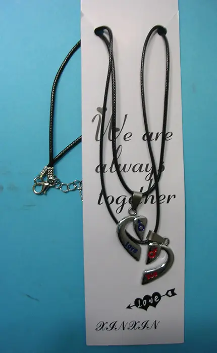 Photo de l’avis officiel: We are  always together Collier — risque: Risque chimique (A12/01509/20)
