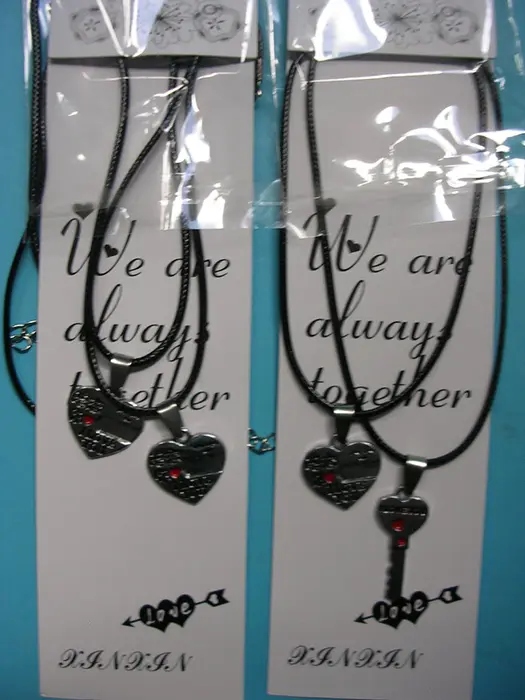 Photo de l’avis officiel: We are  always together Collier — risque: Risque chimique (A12/01509/20)