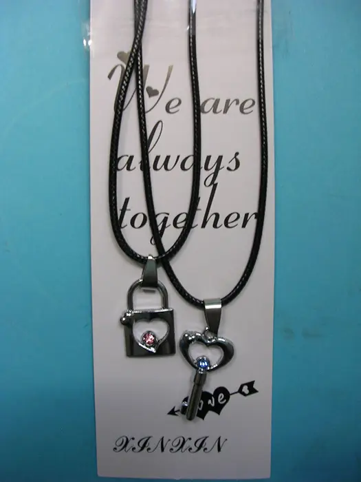 Photo de l’avis officiel: We are  always together Collier — risque: Risque chimique (A12/01509/20)
