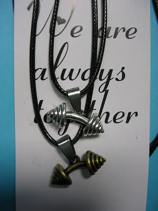 Photo de l’avis officiel: We are  always together Collier — risque: Risque chimique (A12/01509/20)